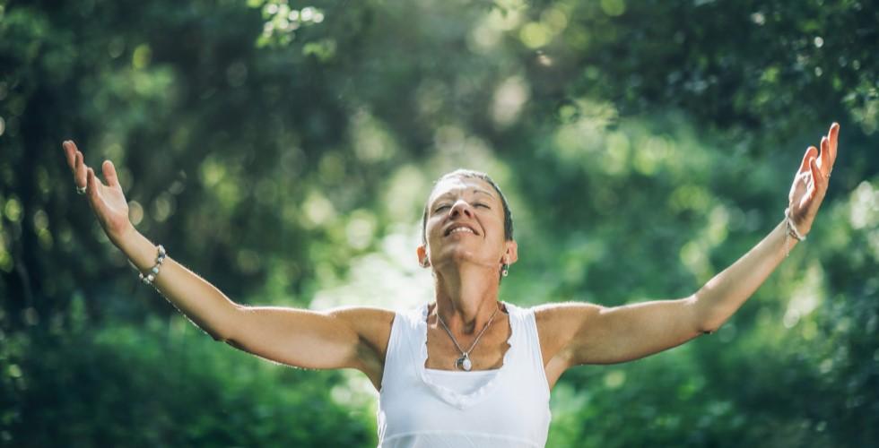 Mujer haciendo yoga y elevando su consciencia